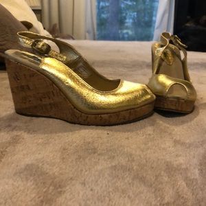 Volatile metallic peep toe wedge